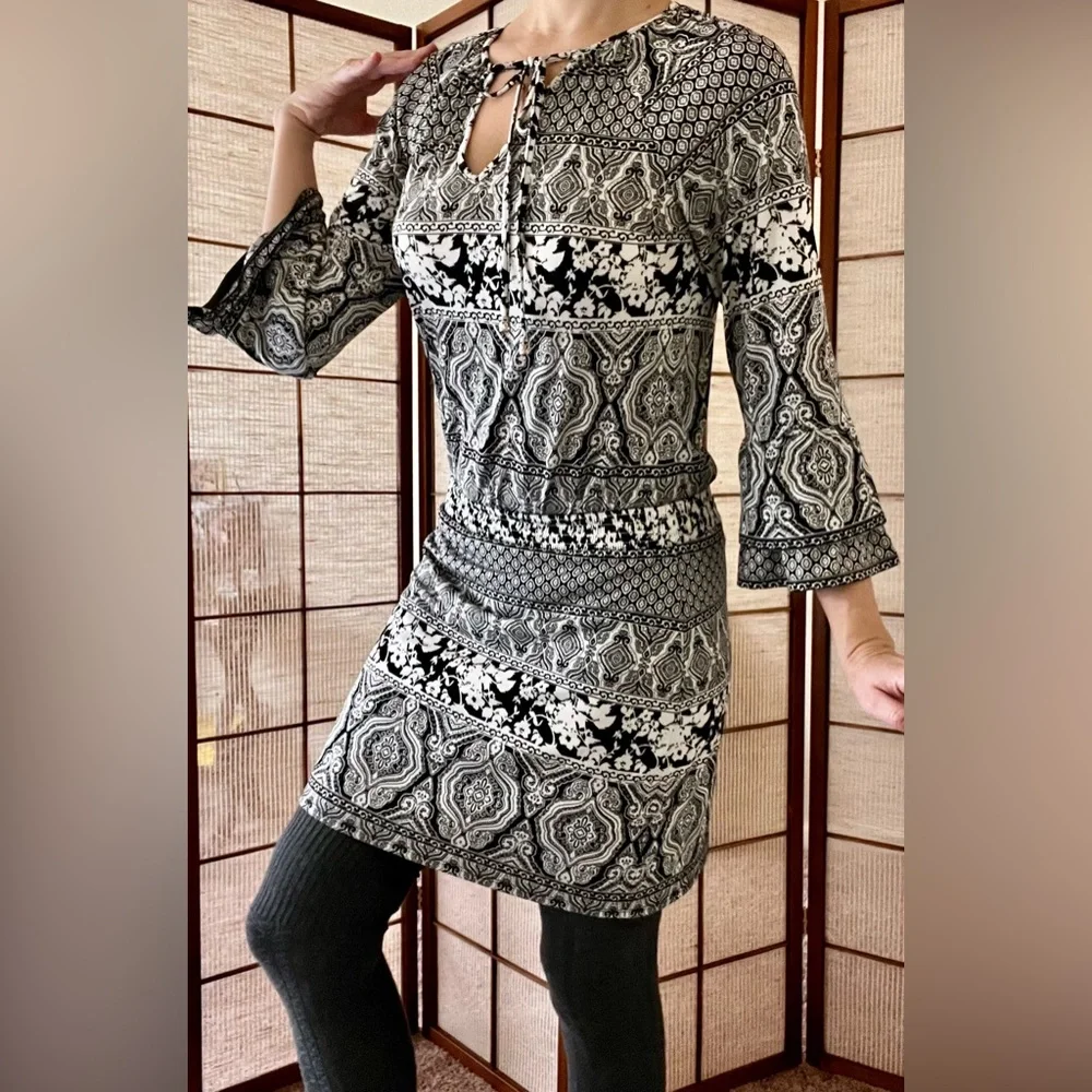 White House Black Market white and black 3/4 sleeve paisley boho dress - Picture 2 of 9